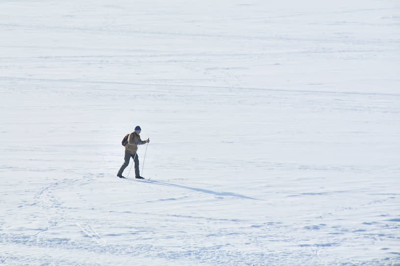 Лыжник катается по льду Волги
