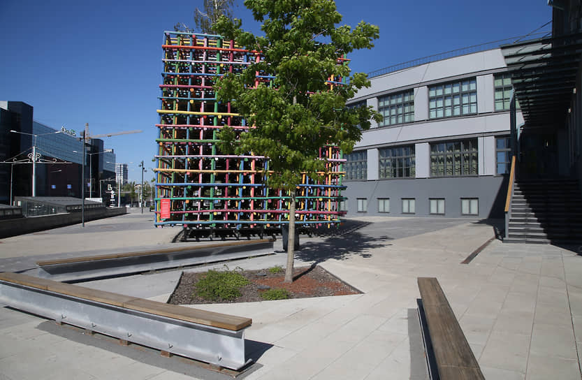 Пока работы на объекте продолжались, у здания установили арт-объект - супрематический куб художника Николая Полисского