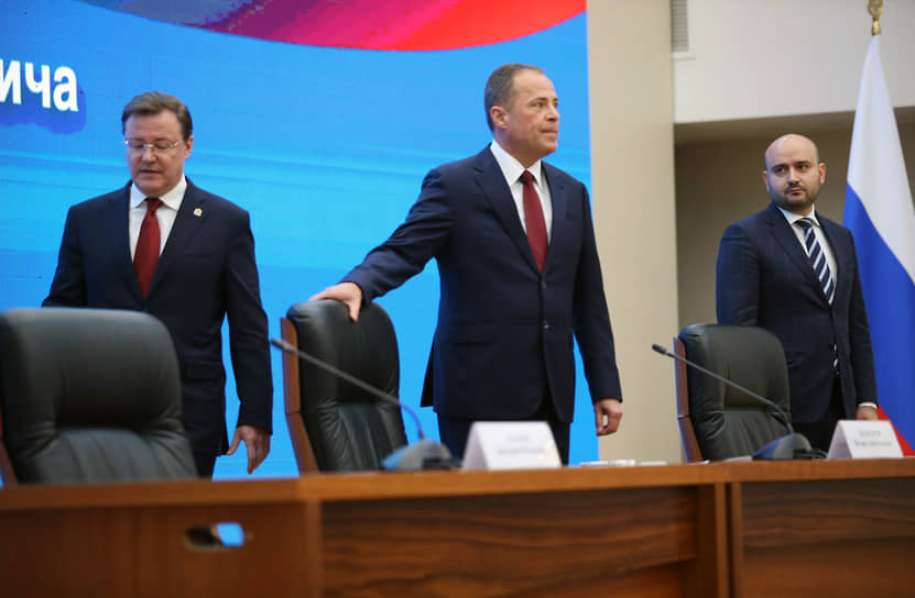 Игорь Комаров (в центре) уделил внимание экс-главе региона Дмитрию Азарову (слева)  меньше минуты