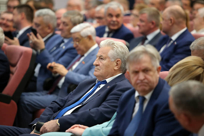 Председатель Самарской губернской Думы Геннадий Котельников (в центре)