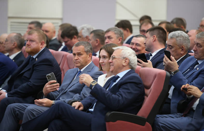 Приглашения на мероприятие рассылались в короткие сроки: экс-губернатор Дмитрий Азаров объявил о своей отставке 31 мая