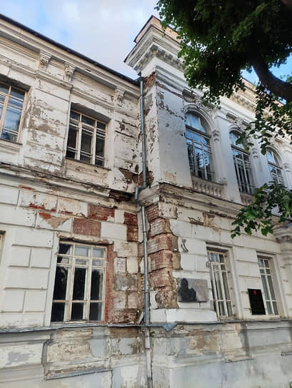 Бизнес отмечает, что в условиях нехватки бюджетных средств и отсутствия внимания властей исторические здания в Ульяновске все более ветшают