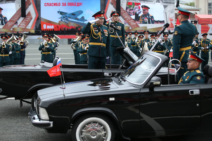 Парад Победы по традиции прошел на площади Куйбышева в Самаре. Парадом командовал кавалер ордена Мужества полковник Тлек Рахимов, принимал парад исполняющий обязанности командующего общевойсковой армией ЦВО полковник Александр Липатов.