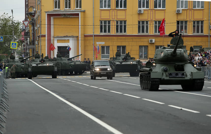 Парад Победы в Самаре. Проход механизированной колонны начался с появления на площади легендарного танка Т-34 — боевой машины образца 1941 года, самого известного советского танка, одного из героических символов Второй мировой войны. За ним проследовала колонна боевой техники, находящейся на вооружении войск Центрального военного округа