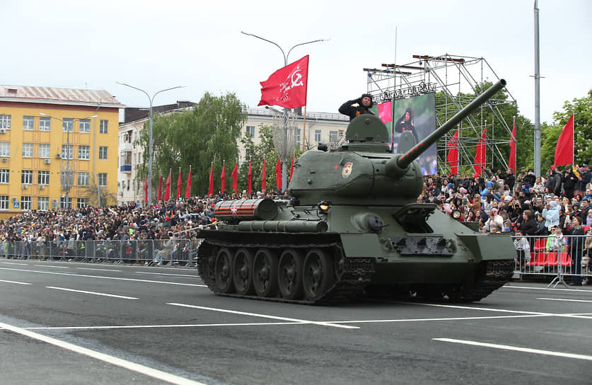 Зрители смотрят на прохождение техники