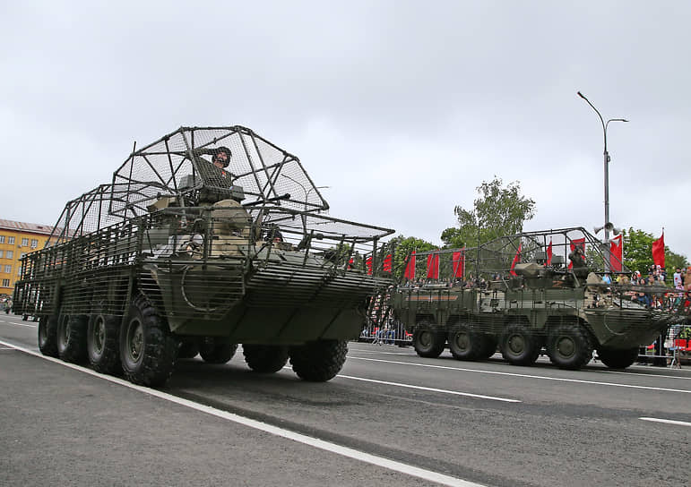 Бронетранспортеры БТР-82АМ с противодроновыми установками