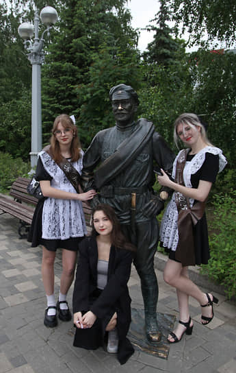 Выпускницы у памятника товарищу Сухову