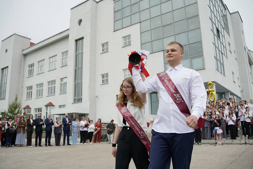 Последний звонок в школе имени героя Советского Союза Матвея Никифоровича Заводского в селе Елховка