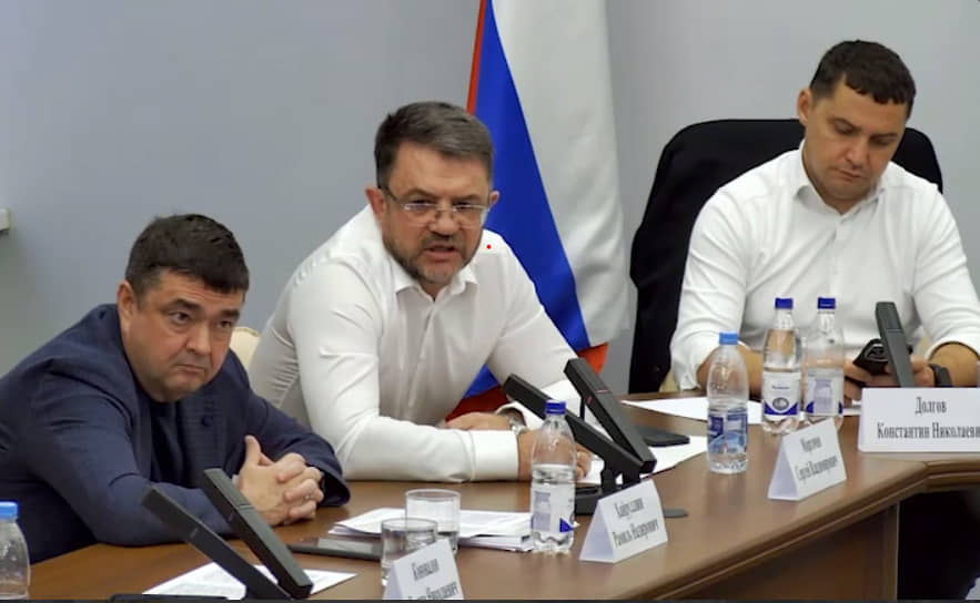 Сергей Моргачев (в центре) задался вопросом, не прилетят ли региону многомиллионные штрафы за срыв нацпроектов