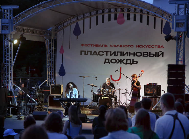 Также на «Пластилиновом дожде» звучала живая музыка
