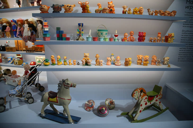 Экспозиция дополнена бытовыми предметами, игрушками, фотографиями и детскими рисунками