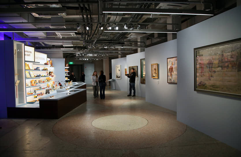 Экспозиция включает такие шедевры, как «Опять двойка» Федора Решетникова, «Будущие летчики» Александра Дейнеки», «1918 год в Петрограде» Кузьмы Петрова-Водкина, «Лето» Татьяны Яблонской и «Картина для детей» Петра Кончаловского