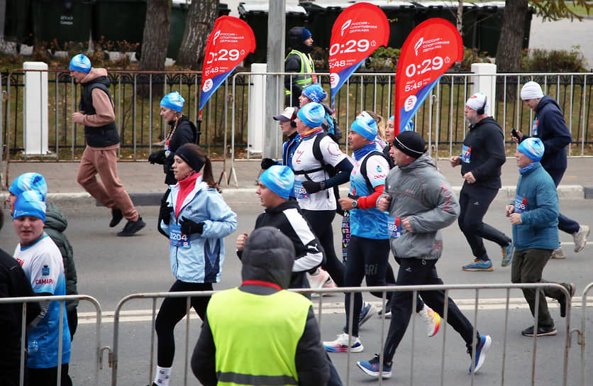 Перед стартом для участников забега была организована разминка под руководством двукратной олимпийской чемпионки, биатлонистки Анны Богалий и олимпийского чемпиона по лыжным гонкам Александра Легкова