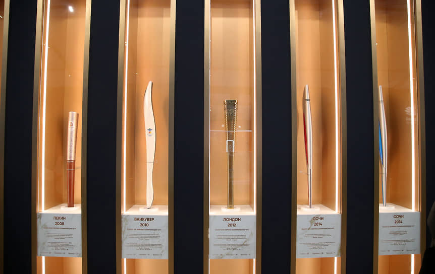Олимпийские факелы разных лет в выставочном павильоне