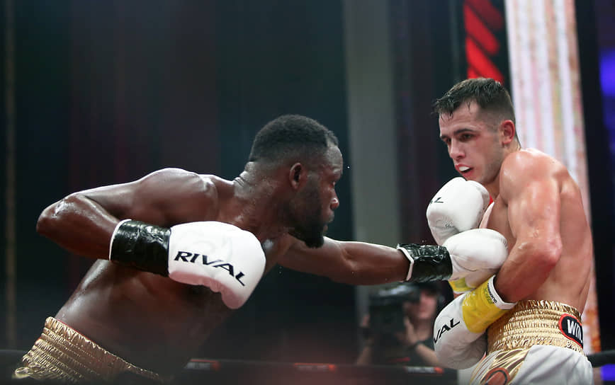 Спортсмены выходили на ринг под звуки классической музыки