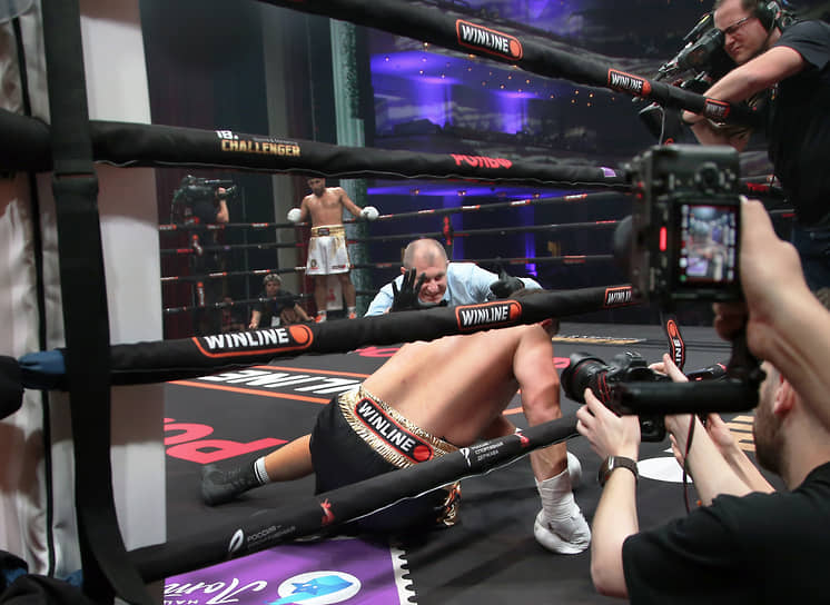 В основном поединке российский боксер Павел Сосулин одержал победу над Хорхе Фортеа из Испании. Соперники боролись за звание чемпиона IBA Intercontinental в категории первого среднего веса