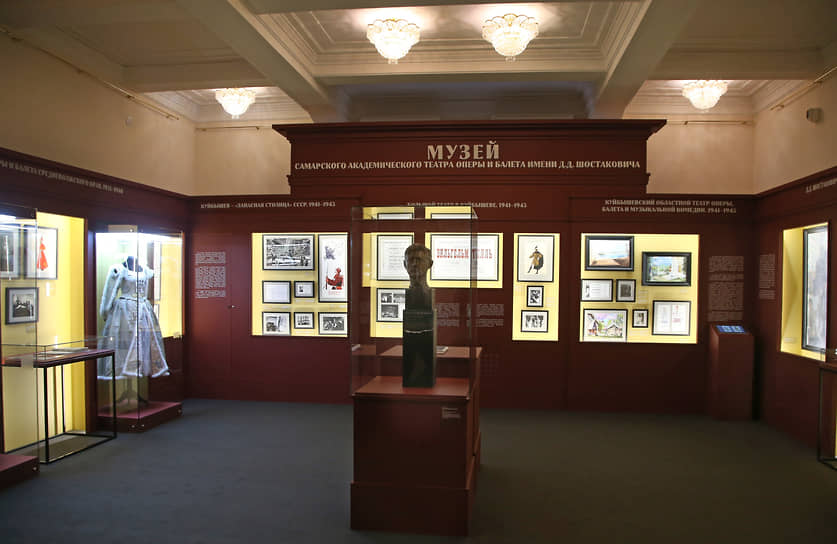 В центре одного из залов установлен бюст Дмитрия Шостаковича, созданный в 1942 году скульптором Ильей Слонимом, когда композитор завершал в Куйбышеве Седьмую симфонию