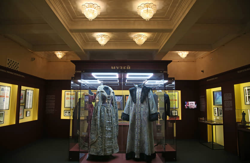 В центре зала выставлены костюмы, использованные в театральных постановках, а по периметру — блоки на тему разных периодов истории самарского оперного