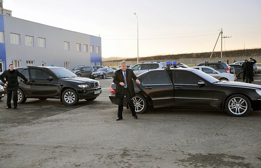 После аварии Павлу Ипатову пришлось покинуть свой автомобиль 
и добираться на машине сопровождения 