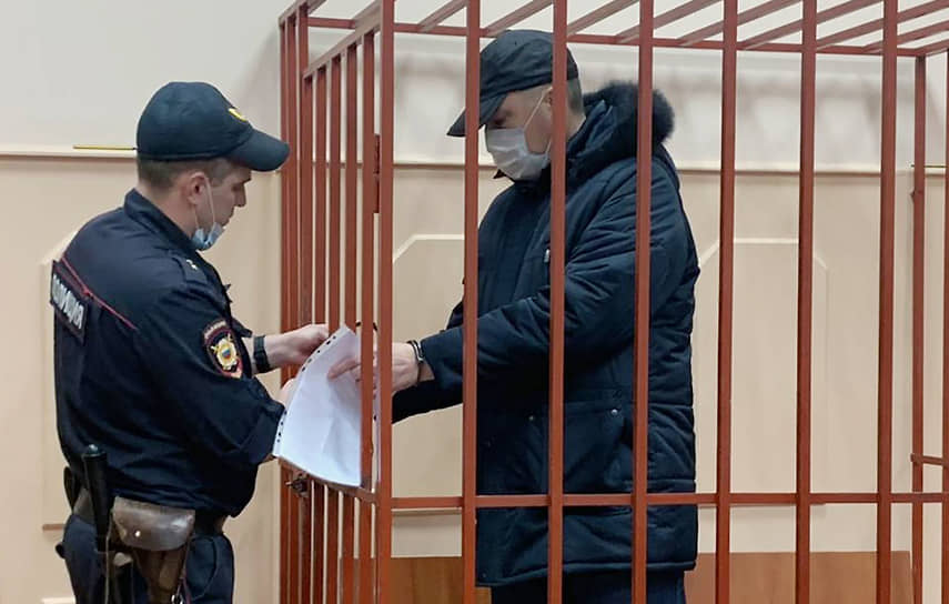 Генерал Ильдар Саидов (справа) останется под стражей до середины мая