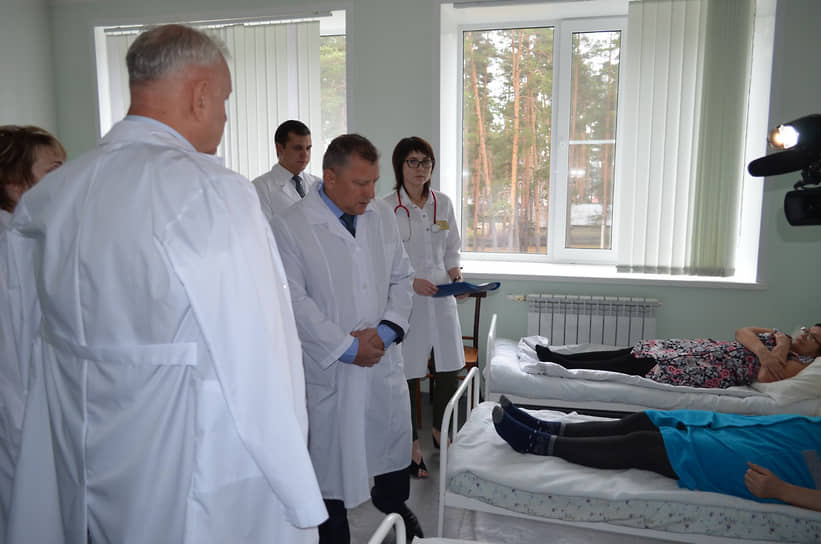 Александр Никишин (в центре) второй раз в жизни уходит в поста министра здравоохранения Пензенской области