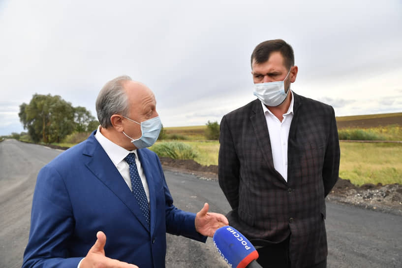 Губернатор Валерий Радаев (слева) запретил Алексею Петаеву менять расчеты финансирования программы ремонта дорог