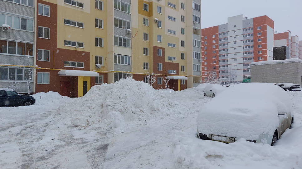 За сутки во дворах Саратова образовались высокие сугробы