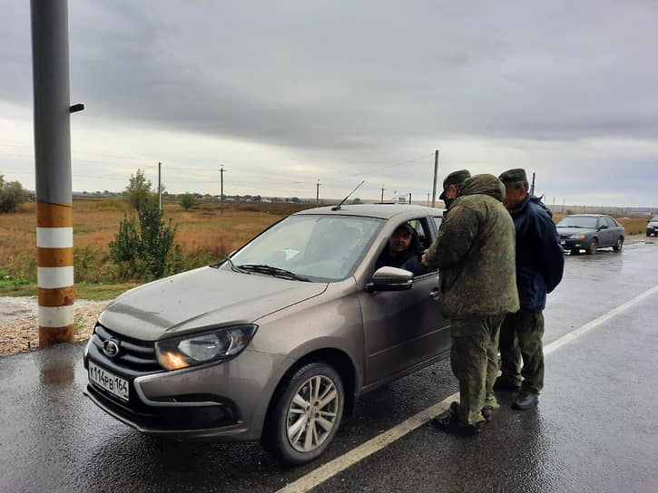 На границе Саратовской области военнообязанным раздают повестки в военкоматы