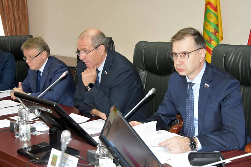 Владимир Мутовкин (по центру) мог не уходить в отставку до 2024 года
