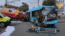 ДТП в Саратове: ЗИЛ въехал в троллейбус, пострадали девять человек