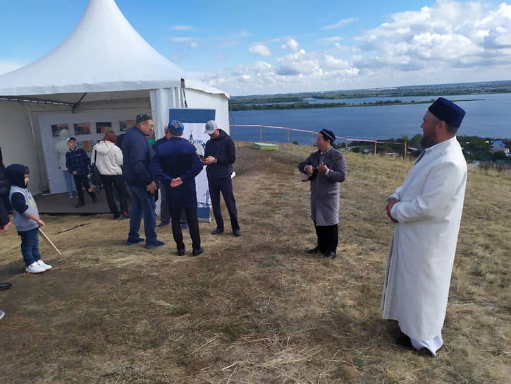 Представители татарской диаспоры Саратова обосновались на фестивале в собственном шатре