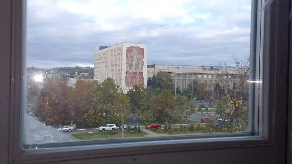 Из окна саратовского оперного театра виден комплекс, где расположено правительство Саратовской области