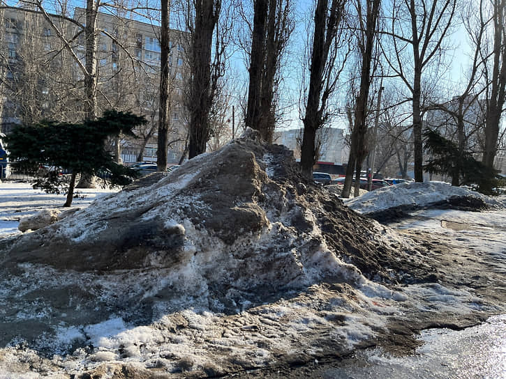 Власти Саратова просто ждут, пока снег растает весной