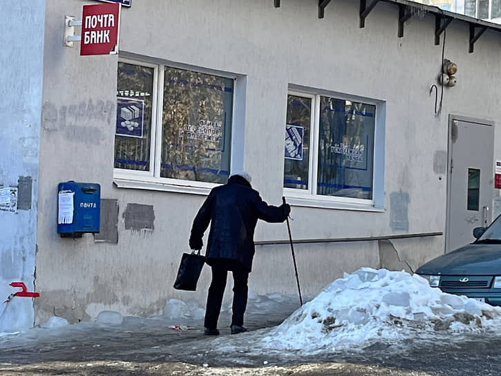 Тротуары в Заводском районе Саратове даже по конец зимы остаются подо льдом