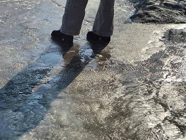 В Саратове пешеходы вынуждены ходить по обледенелым тротуарам даже весной