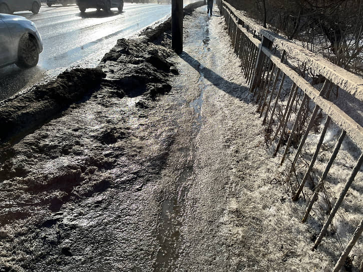 На Саратовских тротуарах на месте льда традиционно появляется грязь