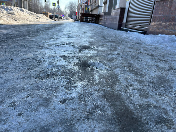 Лед на саратовских тротуарах способствует формированию нового рельефа