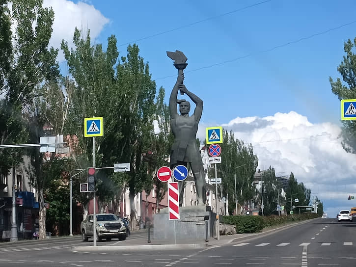 Множество памятников осталось в Луганске с советского времени  