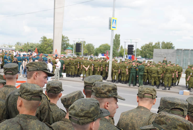 Церемонию открытия X юнармейских военно-патриотических сборов ПФО «Гвардеец» решили провести на набережной, рядом со стелой Росток