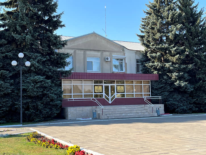 Администрация Татищевского района убрана и благоустроена