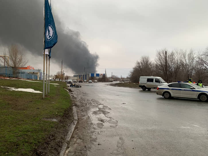 Территория вокруг горящей промзоны в Энгельсе оцеплена