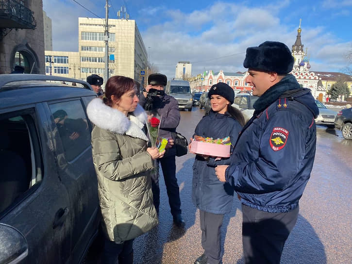 В Канун 8 марта цветы женщинам-водителям подарили сотрудники ДПС в Саратове