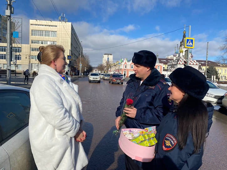 Саратовская полиция поздравила водителей с 8 марта в рамках акции &quot;Цветы для авто-леди&quot;