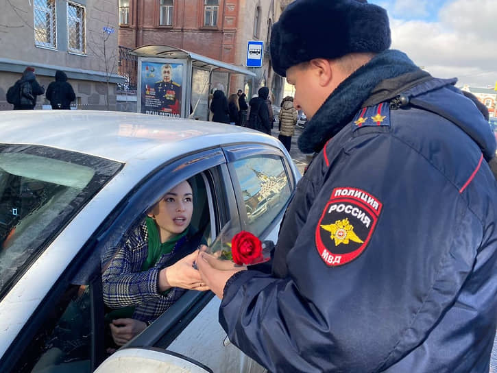 Дорожные полицейские Саратова поздравили женщин-водителей с 8 Марта