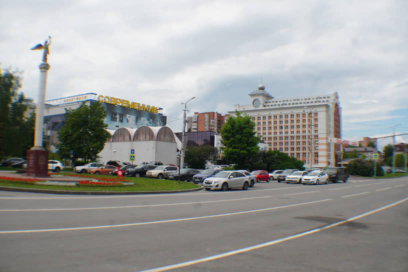 Гостиница «Интурист» находится рядом с одним из старейших кинотеатров города «Современник», монументом «Добрый ангел» и мэрией Пензы