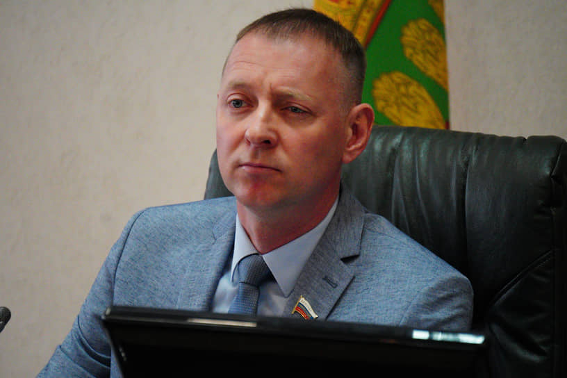 Бывший советник губернатора Олега Мельниченко, член «Единой России» Денис Соболев впервые избрался в текущий созыв гордумы и сразу стал председателем