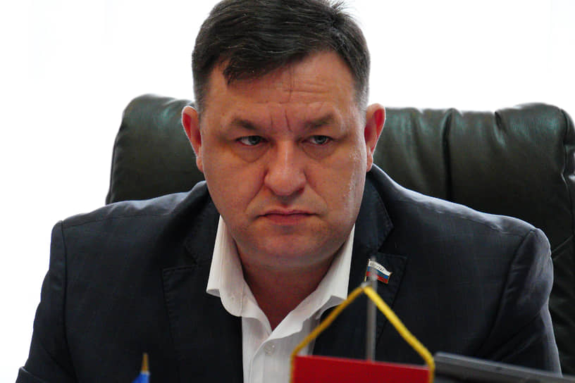Член ЛДПР, водитель до 2023 года и самозанятый после Александр Васильев впервые избрался в гордуму в минувшем сентябре и стал заместителем председателя собрания 
