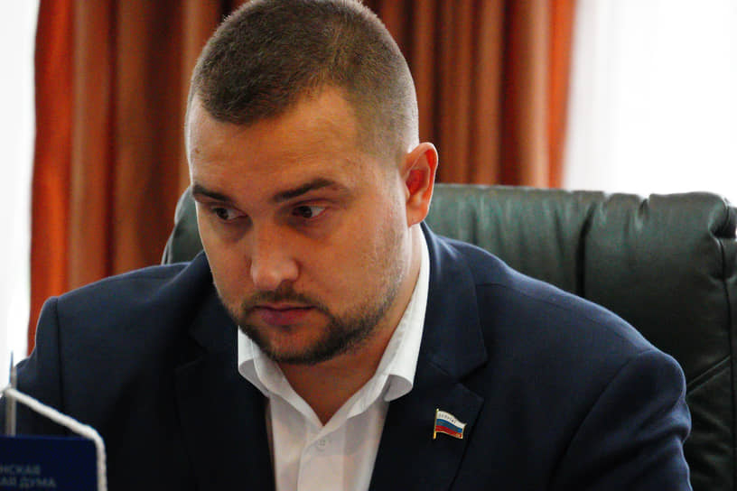 Владимир Обухов начал бизнес с работавшего на госзаказ ООО «Капитал-М», в 2017 году вступил в «Единую Россию», в 2022 соосновал фабрику «ВВ мебель» с оборотом более 100 млн руб. 
