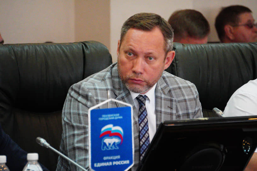 Евгений Кузьмичев 20 лет проработал в ФСБ, после чего в 2021 году стал директором и соучредителем ООО «Корпорация развития бизнеса» с полумиллионным оборотом, в 2024 году избрался в гордуму от «Единой России»