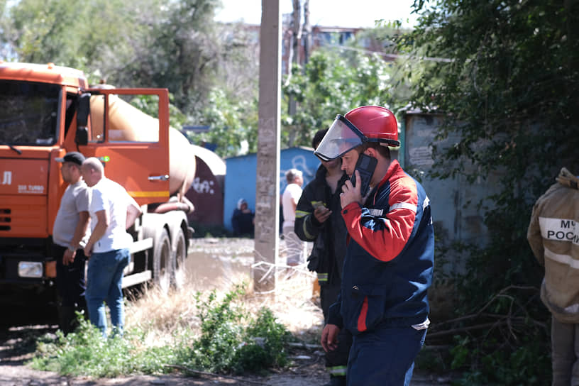 На место обрушения подъезда дома на Ляхова, 6 в Астрахани приехали самые разные службы